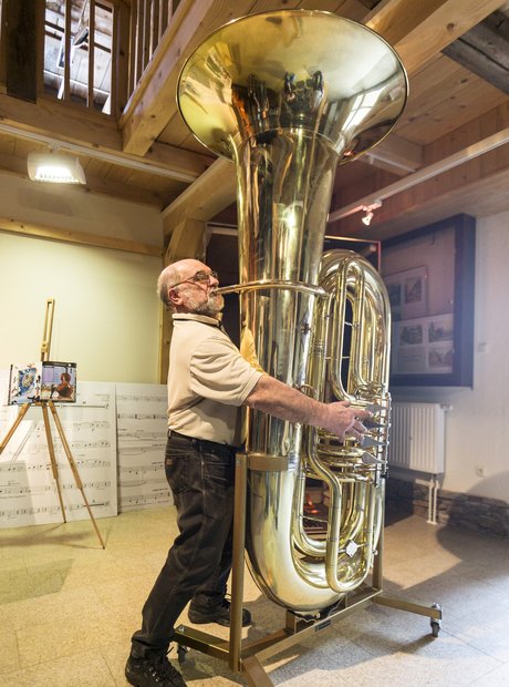 worlds-largest-tuba-7-1363003134-view-1.